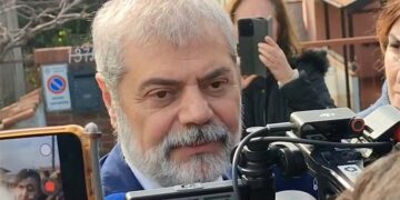 Cantelmi: «Indignati, altro trauma per i minori». Interviene anche Marsilio: «Decisione inopportuna»