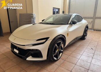 Scoperta frode fiscale nel settore dei prodotti energetici, sequestrati Rolex e auto di lusso