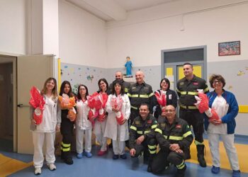 Le uova di Pasqua dei vigili del fuoco donate ai bambini degli ospedali di Vasto e Lanciano
