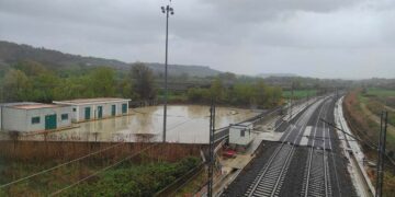 Riparte la circolazione dei treni. Dramma viabilità, chiesto lo stato d’emergenza. Il Treste scava voragini.