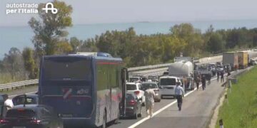 L’Italia spezzata a metà, si riattiva frana di Petacciato: sospesa la circolazione su A14 e ferrovia