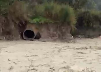 La piena porta via 60 metri di conduttura del consorzio: ora si rischia la carenza idrica