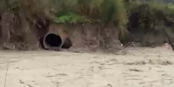 La piena porta via 60 metri di conduttura del consorzio: ora si rischia la carenza idrica