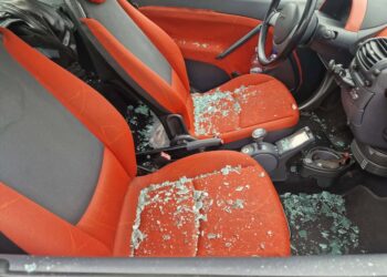 Nel mirino dei ladri: a gennaio il muro di cinta sfondato, ora il vetro dell’auto frantumato