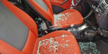 Nel mirino dei ladri: a gennaio il muro di cinta sfondato, ora il vetro dell’auto frantumato