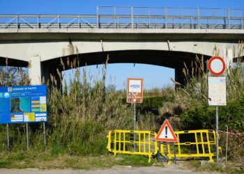 Cadono calcinacci dal viadotto San Nicola, chiusa la stradina che porta alla spiaggia