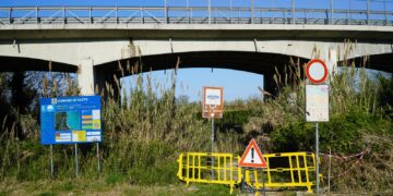 Cadono calcinacci dal viadotto San Nicola, chiusa la stradina che porta alla spiaggia
