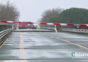 Si rafforza l’ipotesi dell’auto trascinata giù dal crollo, ricerche con mezzi aerei e sommozzatori