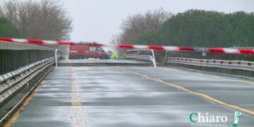 Si rafforza l’ipotesi dell’auto trascinata giù dal crollo, ricerche con mezzi aerei e sommozzatori