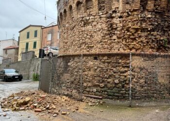 Temporali spina nel fianco dei monumenti: crollano mattoni dalla Torre Diomede del Moro