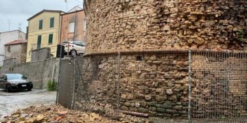 Temporali spina nel fianco dei monumenti: crollano mattoni dalla Torre Diomede del Moro