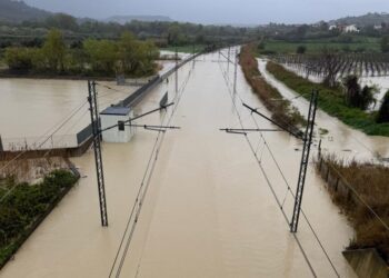 Rotaie sott’acqua, treni fermi. Odissea dei viaggiatori in attesa dei pullman sostitutivi