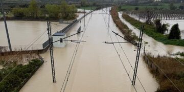 Rotaie sott’acqua, treni fermi. Odissea dei viaggiatori in attesa dei pullman sostitutivi