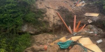 Crolla un altro pezzo di costone panoramico. Come vent’anni fa: cedimento da via Roma sull’Istonia