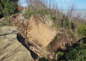 Smottamenti nella Riserva, «tappati i canali di scolo dell’ex ferrovia». Un lago nella frana della Via Verde