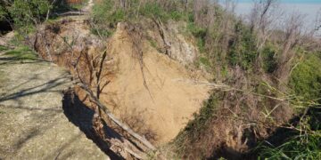 Smottamenti nella Riserva, «tappati i canali di scolo dell’ex ferrovia». Un lago nella frana della Via Verde