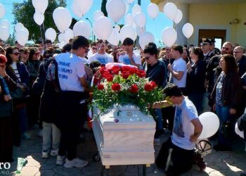Palloncini in cielo e le firme degli amici sul feretro di Andrea. Don Nicola: «Non coltiviamo odio, ma aiutiamo»