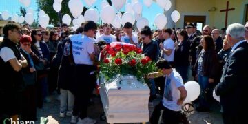 Palloncini in cielo e le firme degli amici sul feretro di Andrea. Don Nicola: «Non coltiviamo odio, ma aiutiamo»