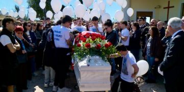 Palloncini in cielo e le firme degli amici sul feretro di Andrea. Don Nicola: «Non coltiviamo odio, ma aiutiamo»