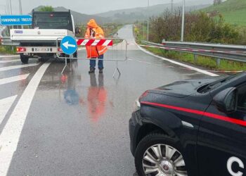 I fiumi esondano, evacuazioni. Sospesi turni alla Stellantis, chiuse fondovalle Treste, SS 16 e Trignina