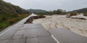 Il fiume Treste porta via la fondovalle. Italia spezzata in due per l’allagamento della ferrovia: tutti i treni cancellati