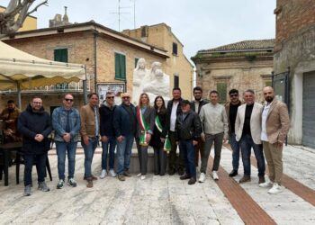 L’abbraccio di Sordello da Goito con Dante e Virgilio: inaugurata la statua a Monteodorisio