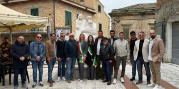 L’abbraccio di Sordello da Goito con Dante e Virgilio: inaugurata la statua a Monteodorisio