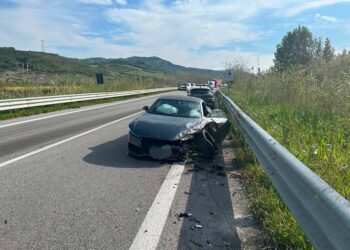 Incidente sulla Statale Trignina: mezzo pesante finisce contro due auto