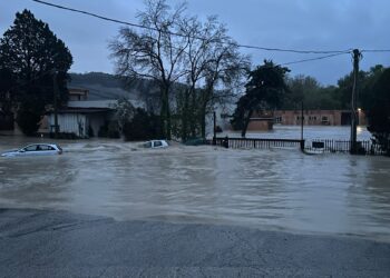 Vasto, auto sommerse da acqua e fango nel piazzale dietro l’ex hotel