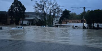 Vasto, auto sommerse da acqua e fango nel piazzale dietro l’ex hotel