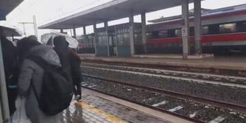 Rotaie sott’acqua, treni fermi. Odissea dei viaggiatori in attesa dei pullman sostitutivi