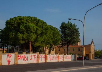 Scritte contro istituzioni e forze dell’ordine, Menna e Bosco: «Attacchi gravissimi, solidarietà»