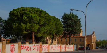 Scritte contro istituzioni e forze dell’ordine, Menna e Bosco: «Attacchi gravissimi, solidarietà»