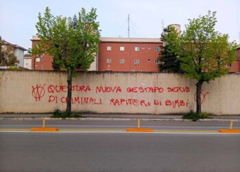 Raid notturno: imbrattate le pareti di servizi sociali, commissariato, parrocchia e scuola