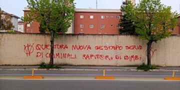 Raid notturno: imbrattate le pareti di servizi sociali, commissariato, parrocchia e scuola