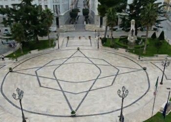 Bonacci: «Spostare la statua di Rossetti dal centro della piazza per fare spazio agli eventi»