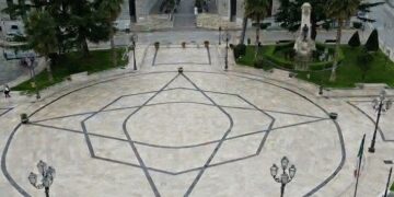 Bonacci: «Spostare la statua di Rossetti dal centro della piazza per fare spazio agli eventi»