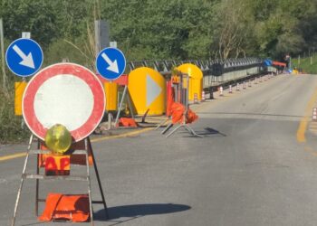 Ponte ristretto da anni e chiuso dopo la piena, ma le auto passano lo stesso