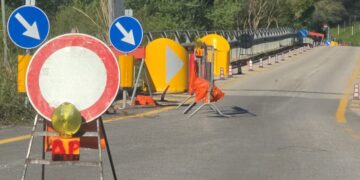 Ponte ristretto da anni e chiuso dopo la piena, ma le auto passano lo stesso