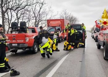 Crollo ponte sul Trigno, Anas: «Due auto hanno violato il divieto di circolazione». Continuano le ricerche