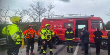È stata ritrovata tra un pilone e un albero la targa dell’auto del 53enne pugliese