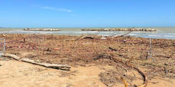 Il mare restituisce due sospetti ordigni bellici, spiaggia interdetta a San Salvo