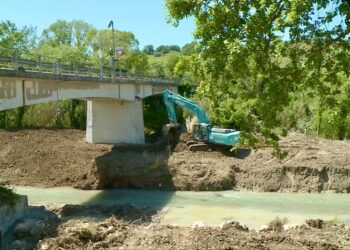 Sinello, la piena ha rotto l’argine, ponte chiuso. Lavori in corso