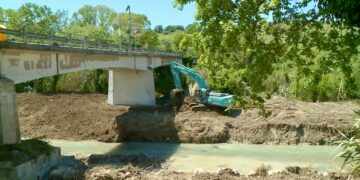 Sinello, la piena ha rotto l’argine, ponte chiuso. Lavori in corso