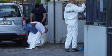 Vasto, 21enne muore davanti al garage di casa. Sul corpo ferite da arma da taglio. Mercoledì l’autopsia