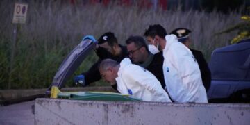 Vasto, 21enne muore davanti al garage di casa. Sul corpo ferite da arma da taglio. Mercoledì l’autopsia