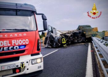 Autoarticolato si ribalta sull’A14 e perde il carico: code e rallentamenti