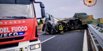 Autoarticolato si ribalta sull’A14 e perde il carico: code e rallentamenti