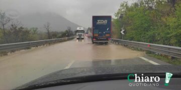 Allerta rossa per la giornata di oggi: caduta massi sulla Fv Treste, allagamenti anche sulla Trignina