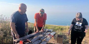 Cittadinanza attiva sulla Via Verde: vandali distruggono tavole e panche, volontari lo ripristinano